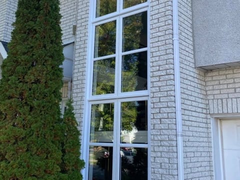 Grande fenêtre blanche à carrelage sur deux étages