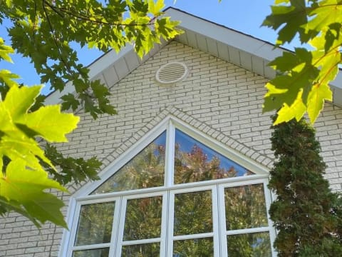 Fenêtres blanches à carrelage avec imposte triangulaire