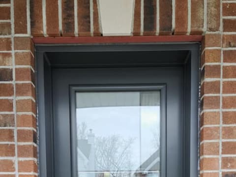 Porte d'acier contemporaine grise à vitrage pleine hauteur