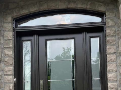 Porte d'acier classique noire à verre décoratif avec deux latéraux et imposte cintrée; vitrail Opal