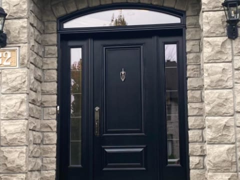 Porte d'acier classique noire avec deux latéraux et imposte cintrée