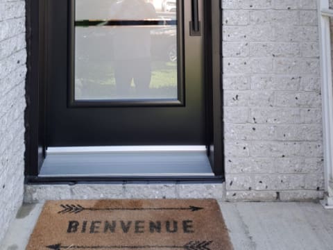Porte d'acier contemporaine noire à verre décoratif à lignes horizontales