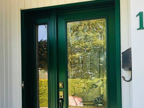 Porte d'acier classique verte à vitrail avec un latéral