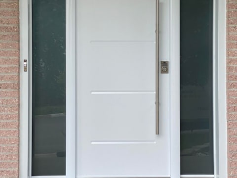 Porte d'acier contemporaine blanche à rainures et poignée longue avec deux latéraux givrés