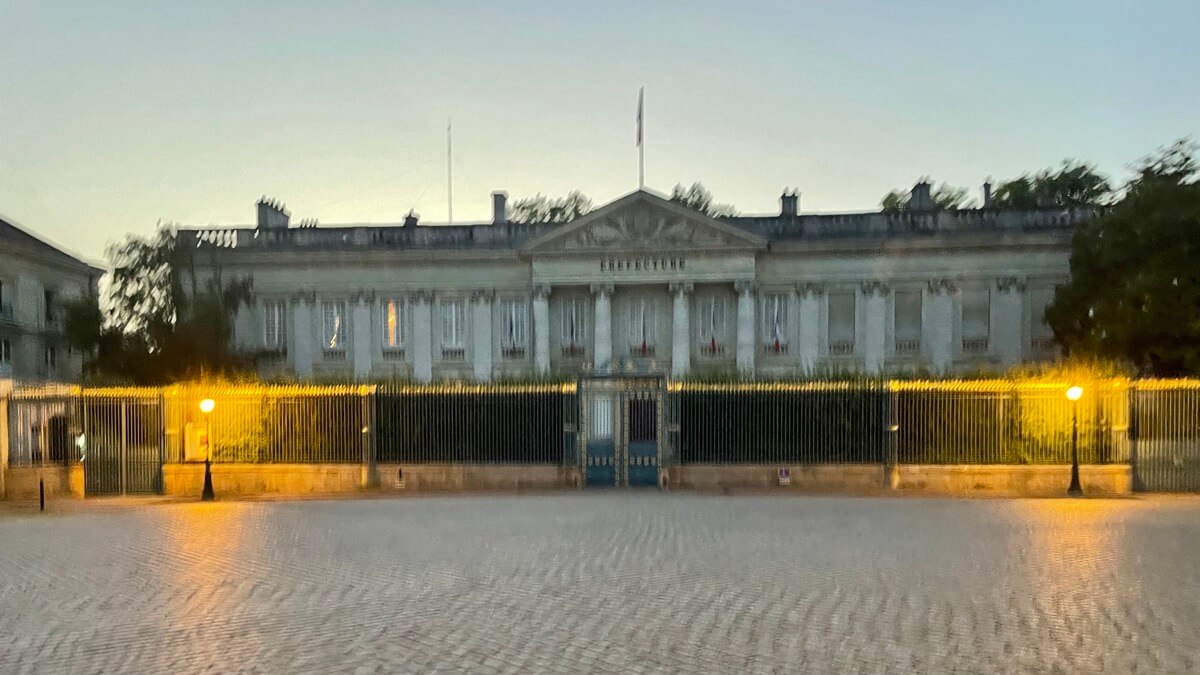 Dégage. Tu n’es pas le bienvenu.