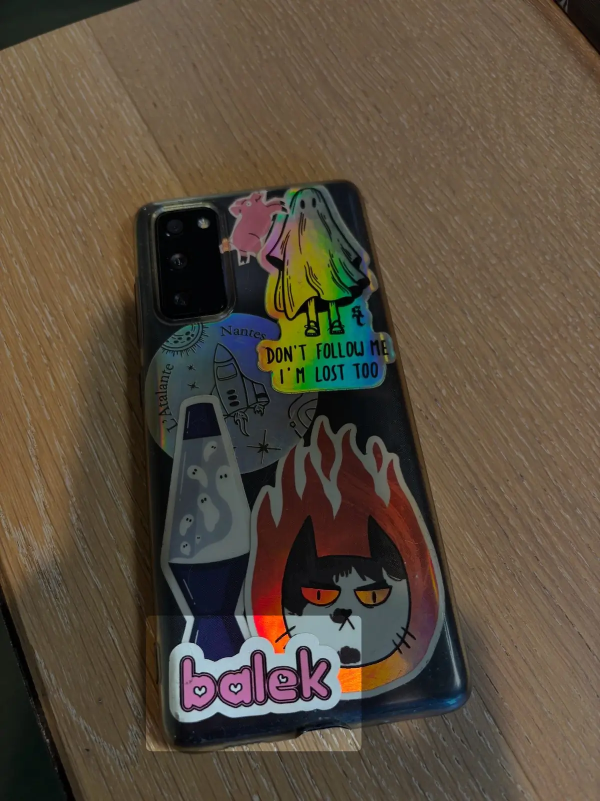 Téléphone portable avec stickers collés dessus