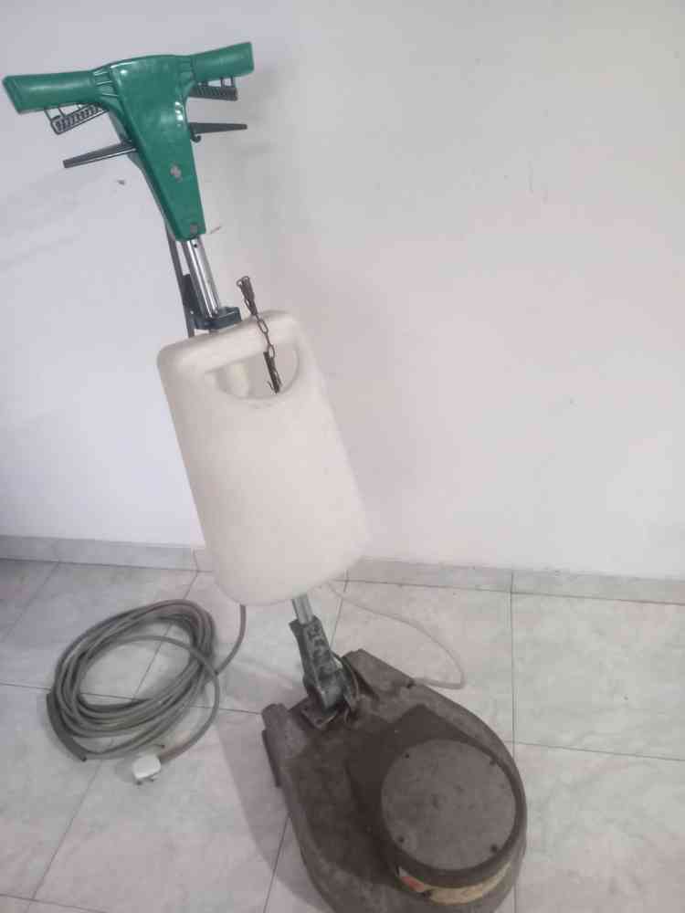 Floor scrubber machine