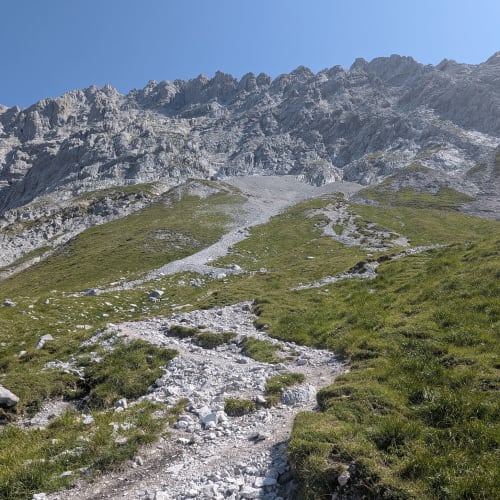 Second highlight: the only scree field allowing a longer scree descent. My knees were very happy for the short relief
