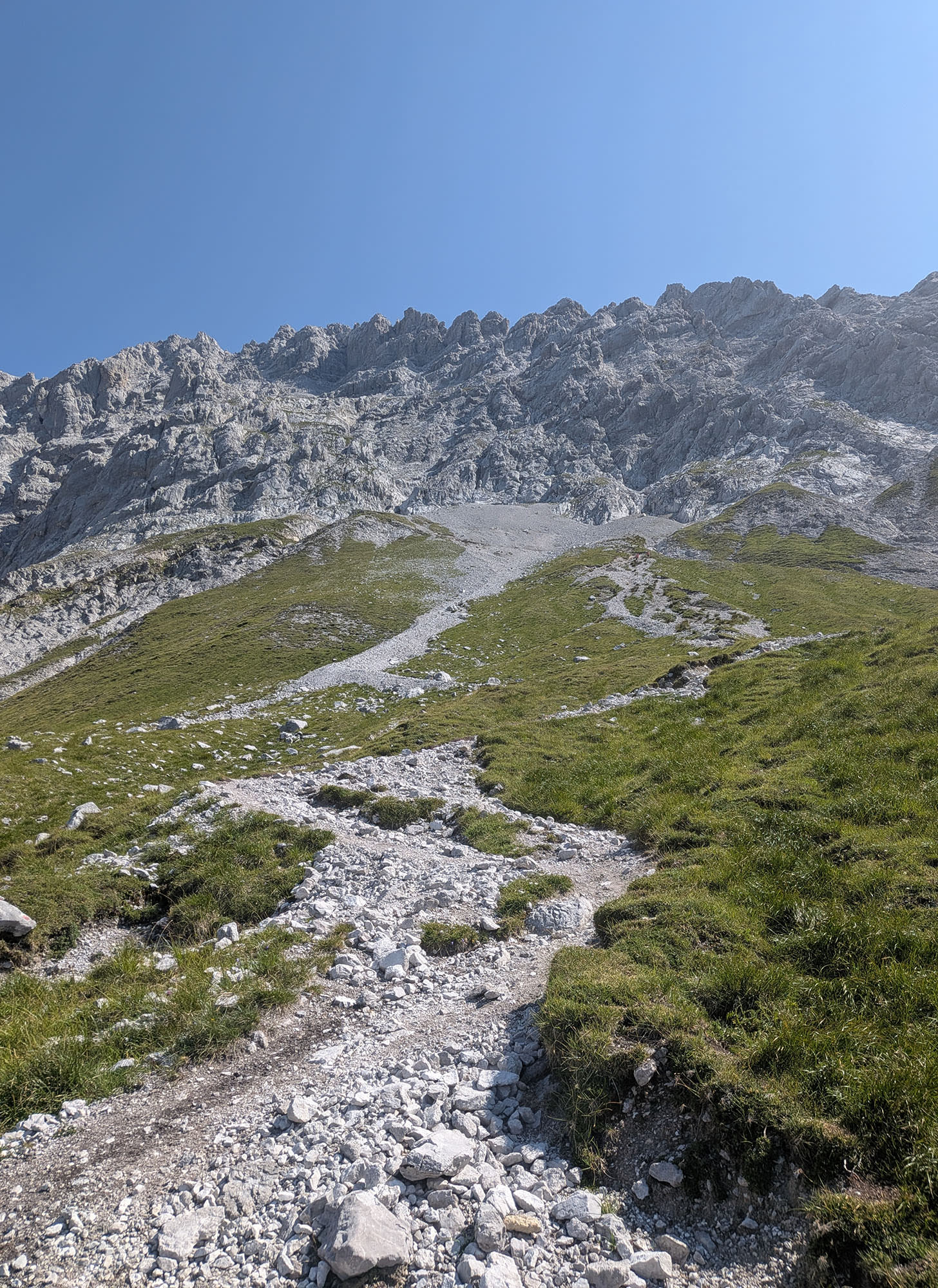 Second highlight: the only scree field allowing a longer scree descent. My knees were very happy for the short relief
