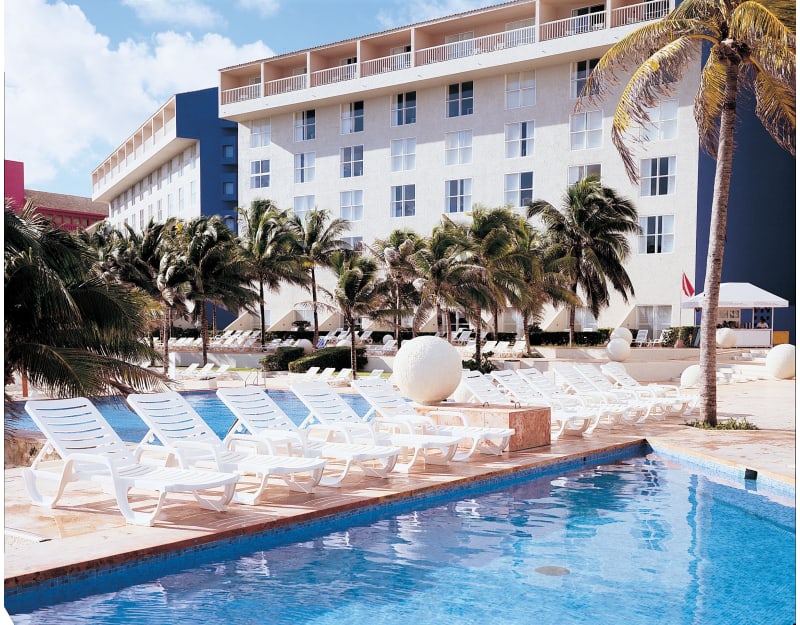 White Resin Lounge Chairs Grosfillex Chaise Lounges