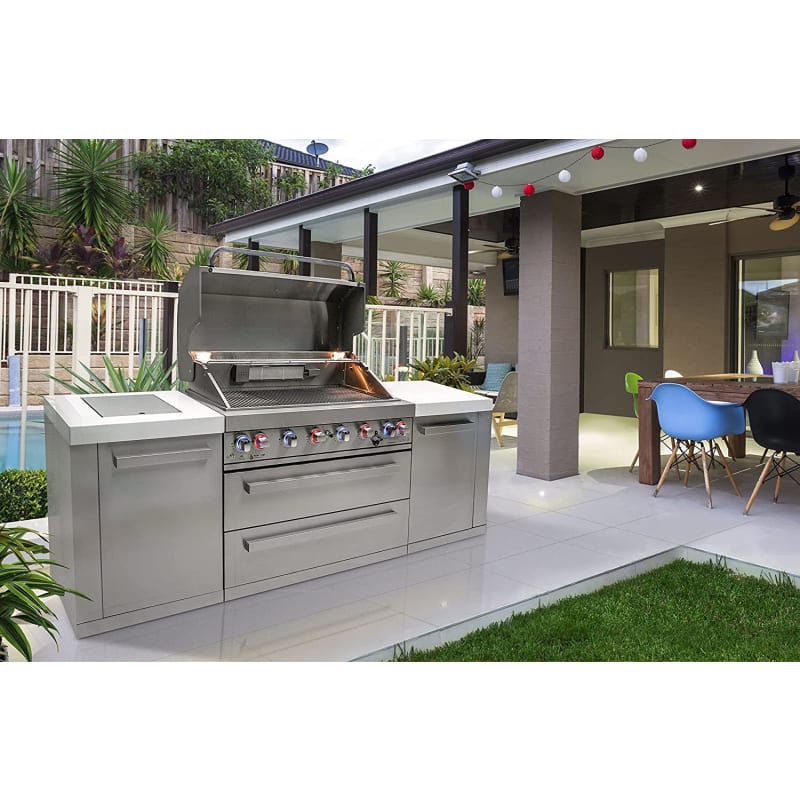 6 Outdoor Kitchens with Built-in Barbeques