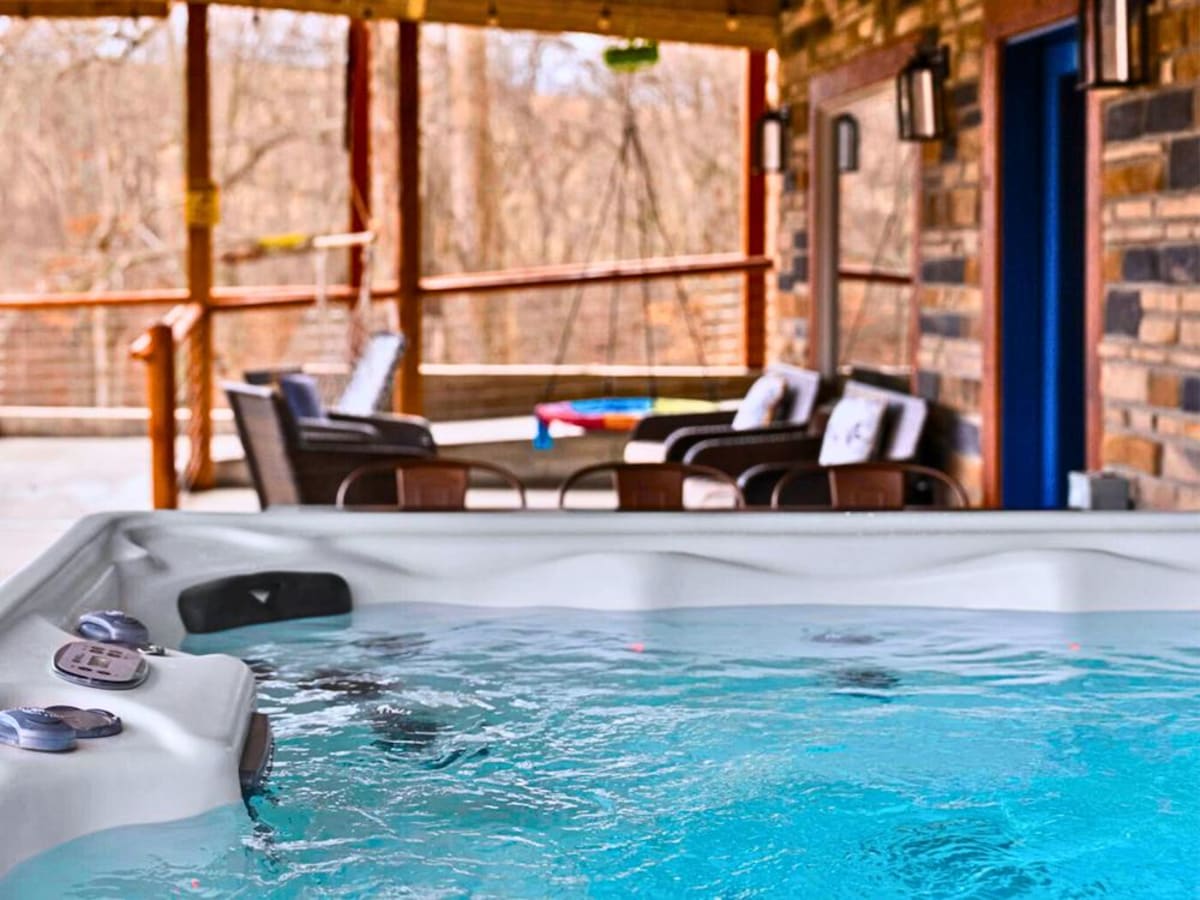 Hot tub at Pool House Lodge