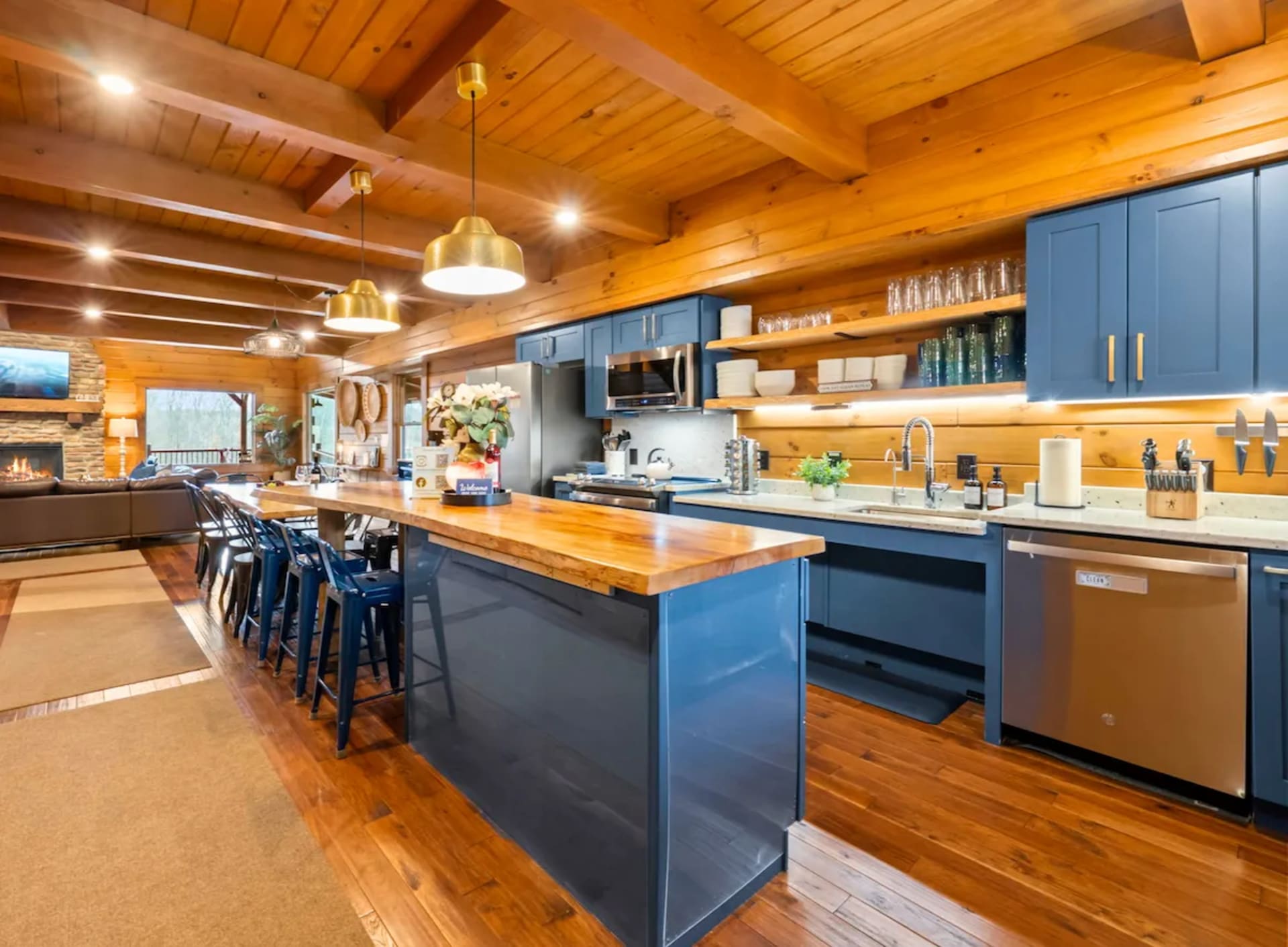Kitchen and dining area at Pool House Lodge