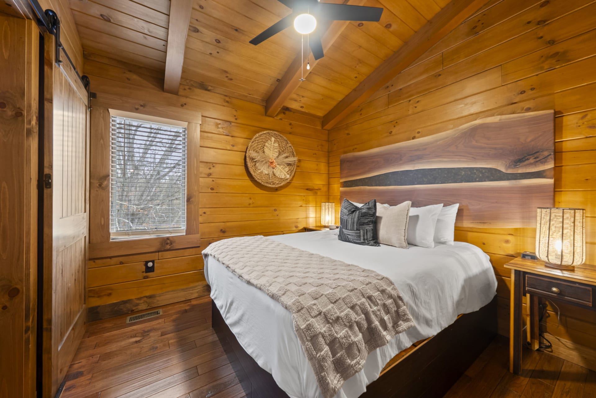 Queen bedroom at Pool House Lodge