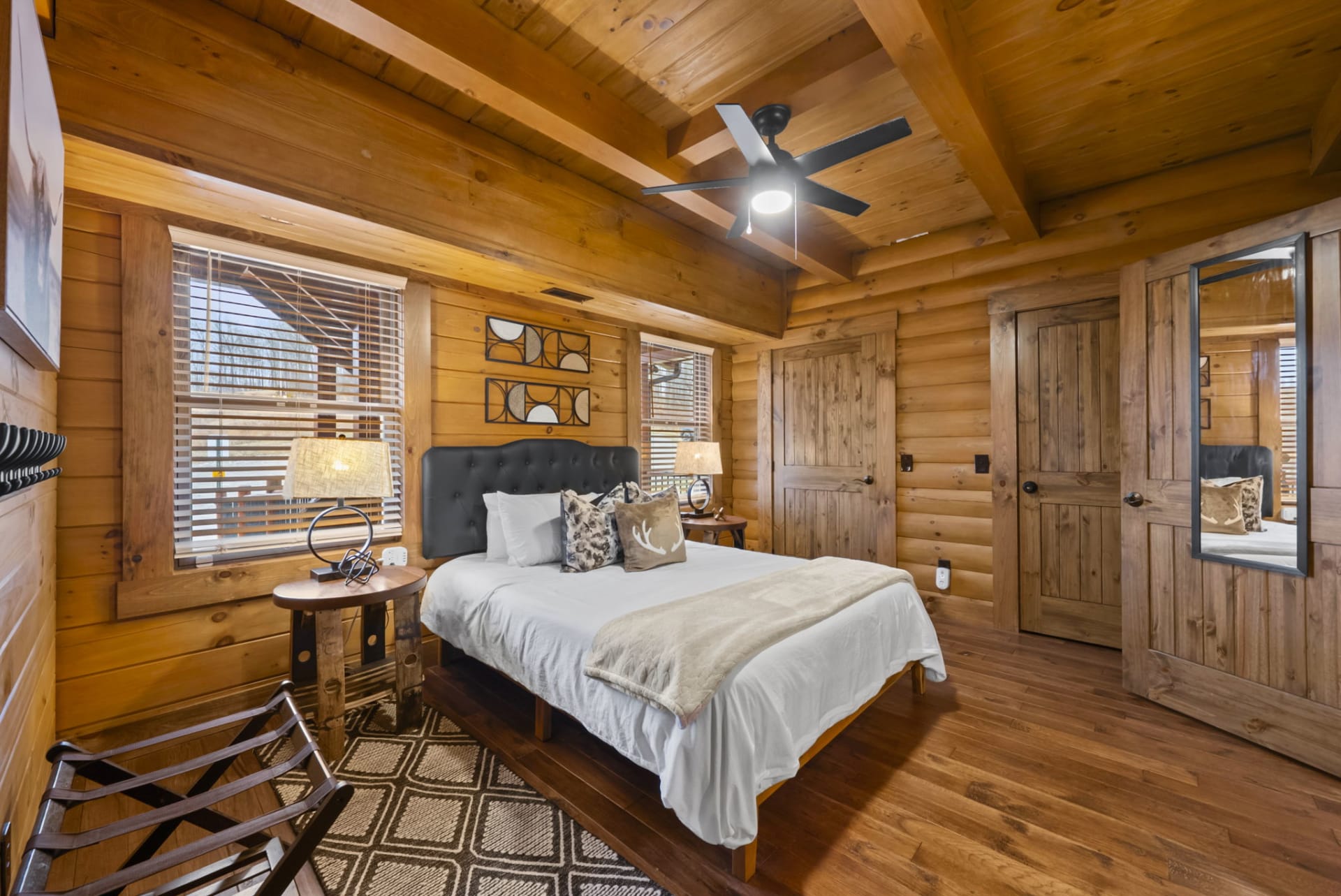 Queen ensuite bedroom at Pool House Lodge