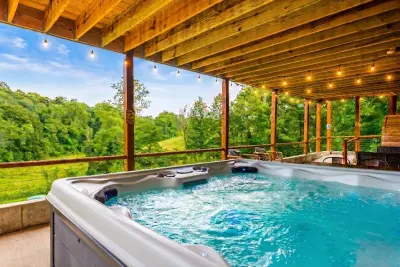 Hot tub at Pool House Lodge Hocking Hills