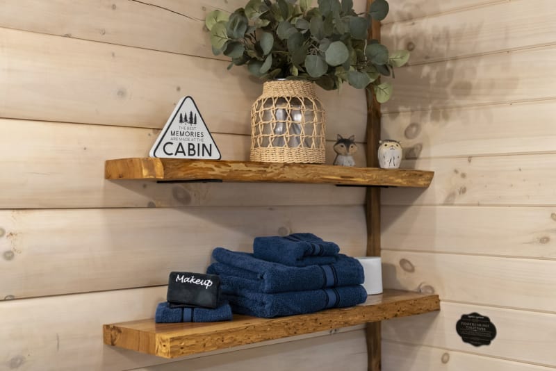 Pool house lodge bathroom2 towels and shelves