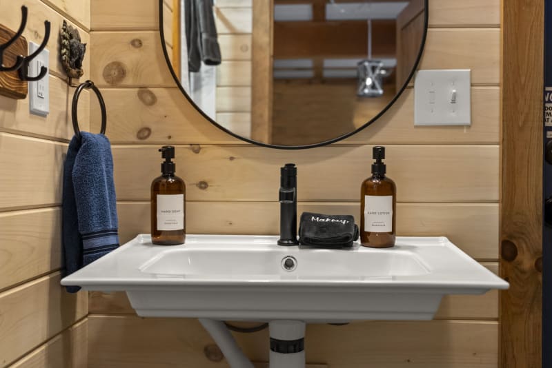 Pool house lodge bathroom4 vanity