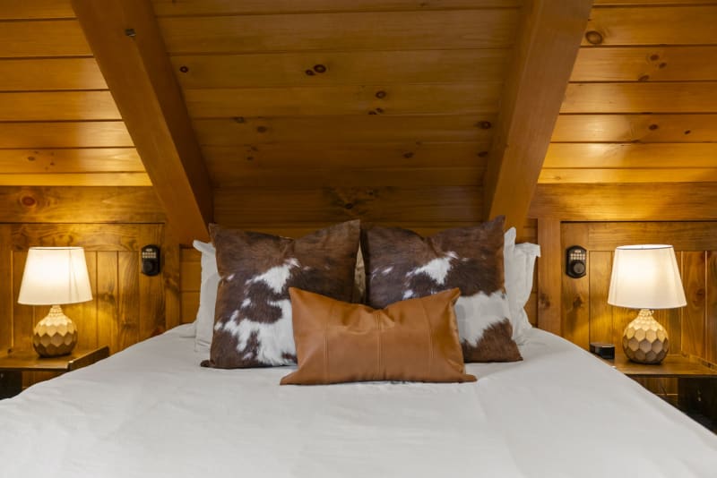 Pool house lodge bedroom3 closeup