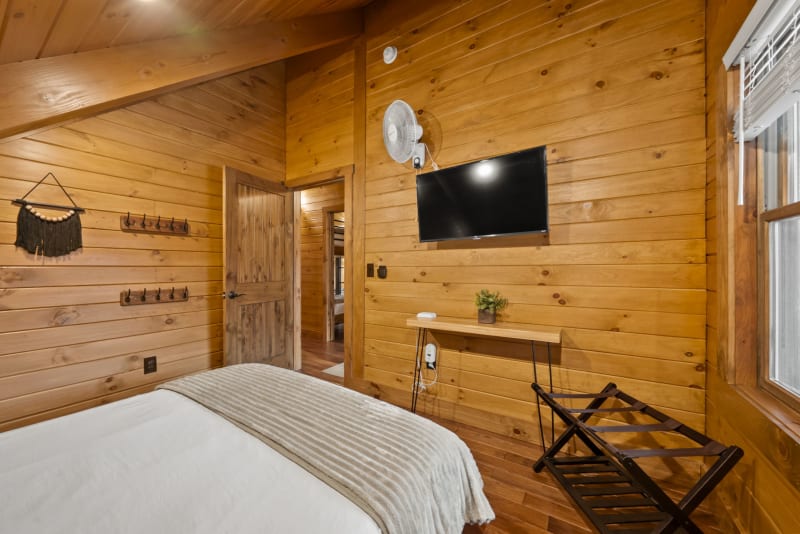 Pool house lodge bedroom3 queen bed tv wall mount desk