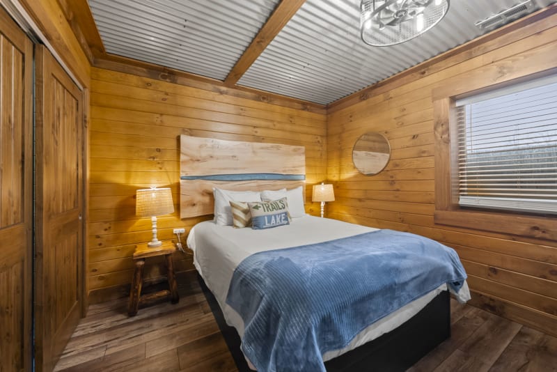 Pool house lodge bedroom6 queenbed