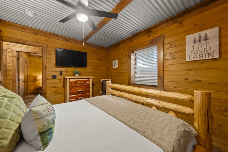 Pool house lodge bedroom7 tv fan dresser