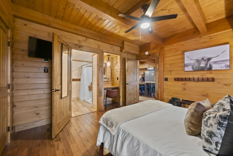 Pool house lodge bedrooom4 ensuite accesible bathroom