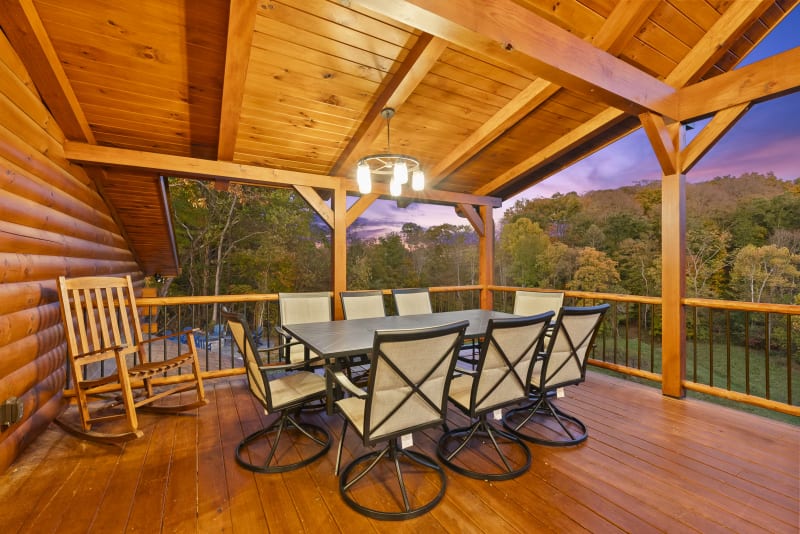 Pool house loge mainlevel outdoor dinning
