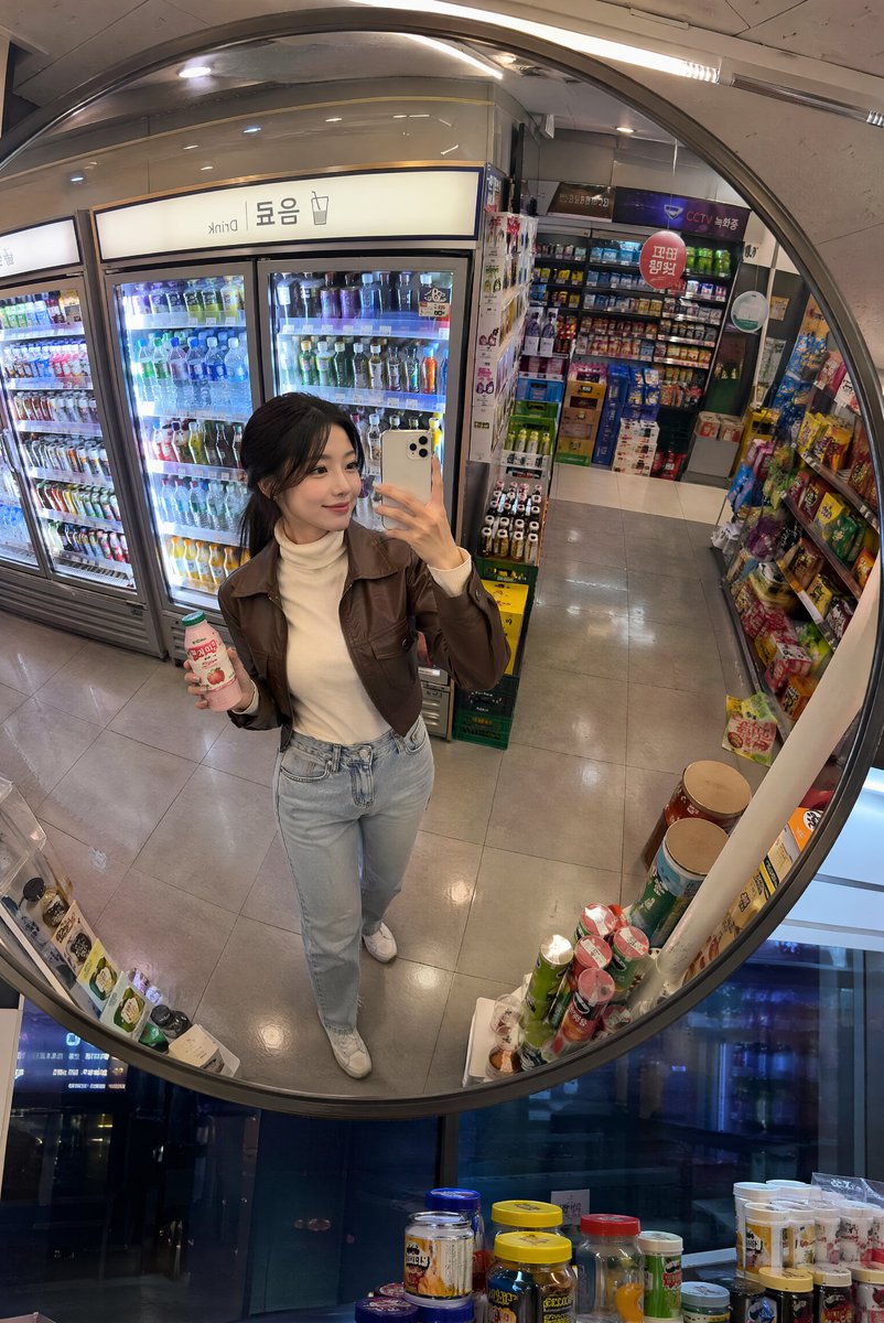 Korean Mart Mirror Selfie example 2