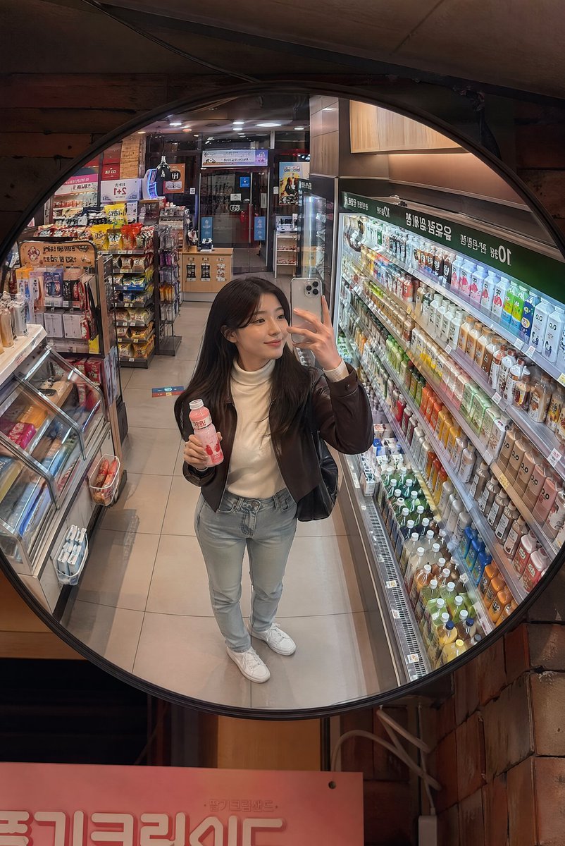 Korean Mart Mirror Selfie example 3