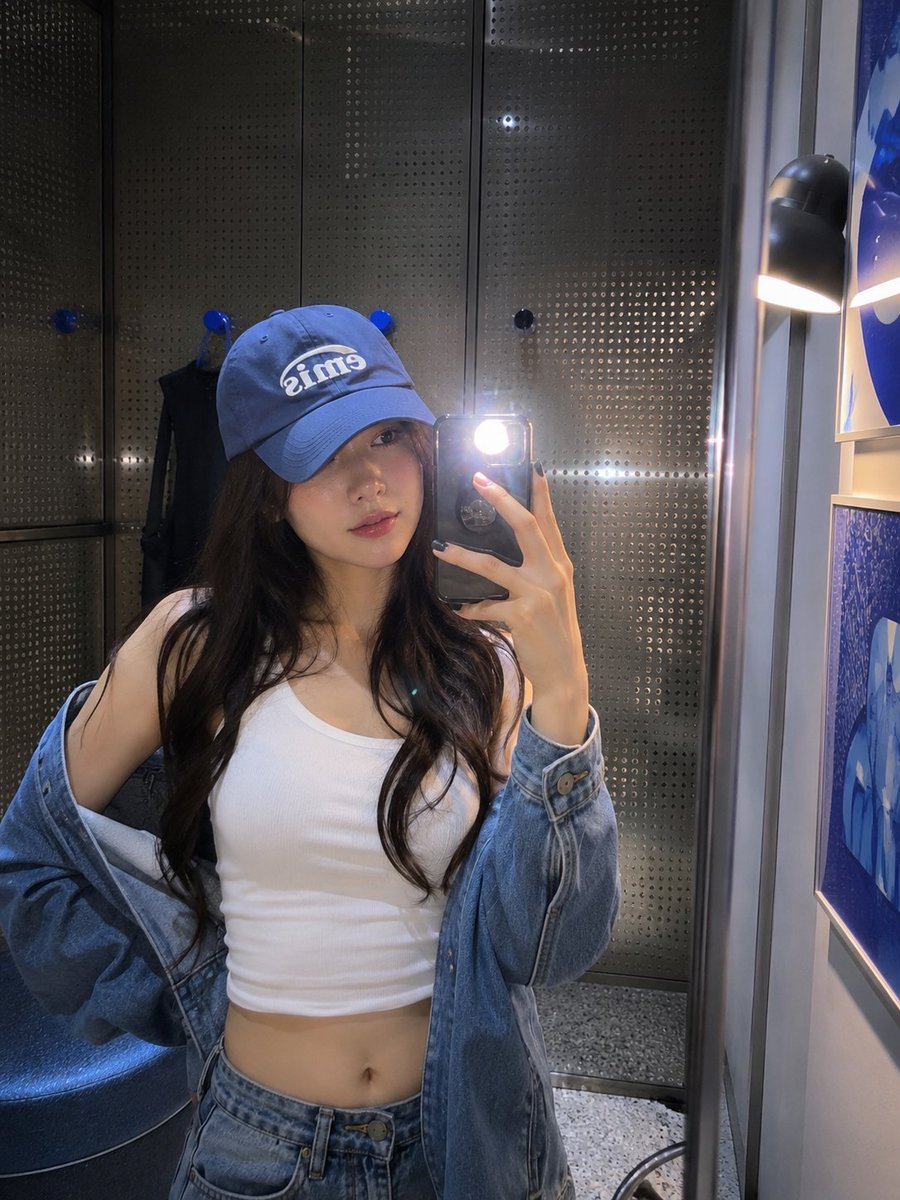 Streetwear Fashion Mirror Selfie example 1