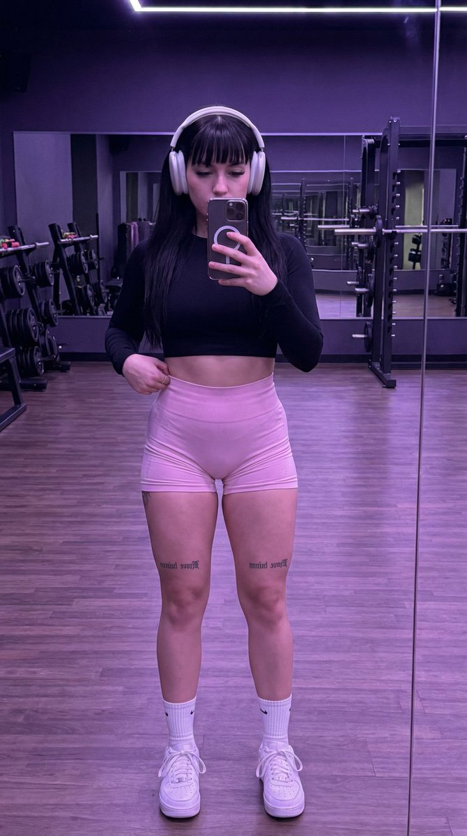Photorealistic Gym Mirror Selfie Prompt AI image template preview