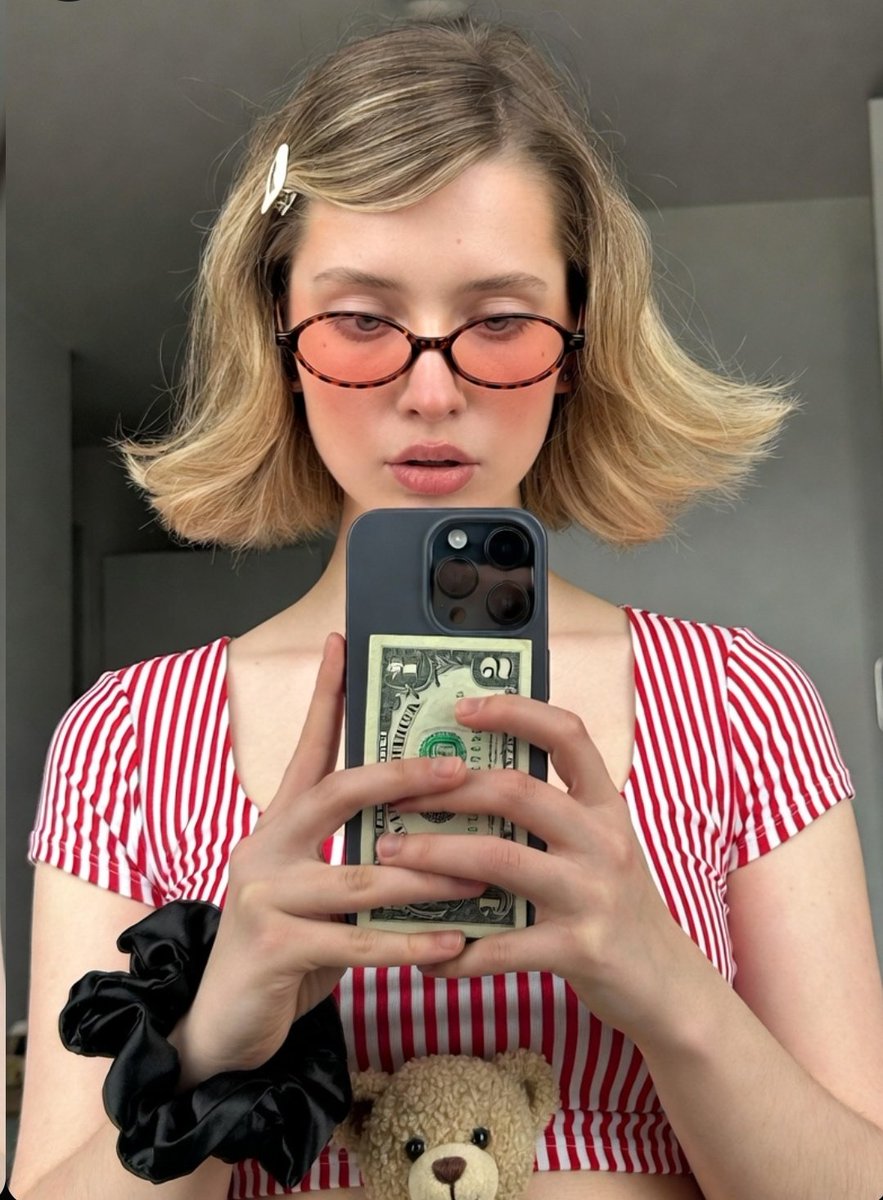 Coquette Aesthetic Mirror Selfie example 2