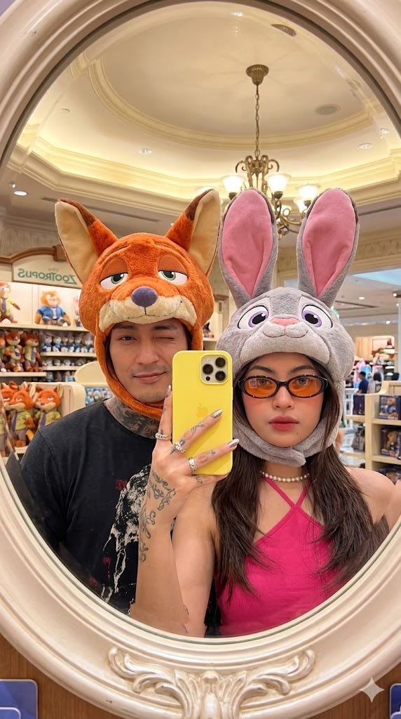 Zootropolis Couple Mirror Selfie Prompt example 2