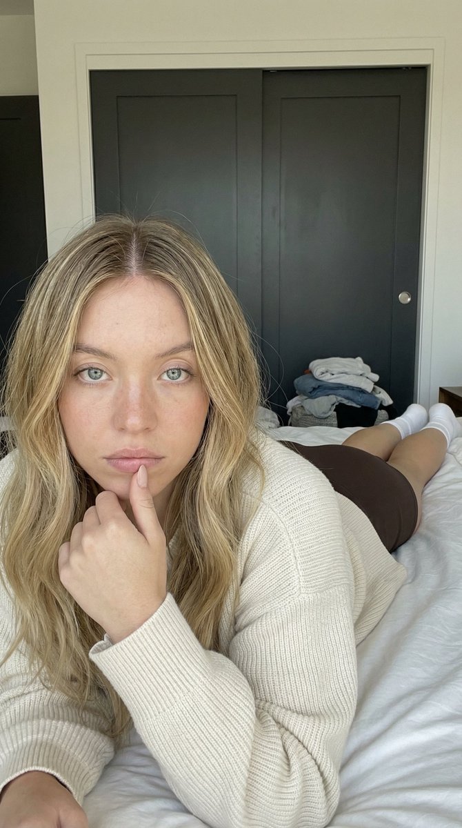 Celebrity Bedroom Pose Prompt AI image template preview