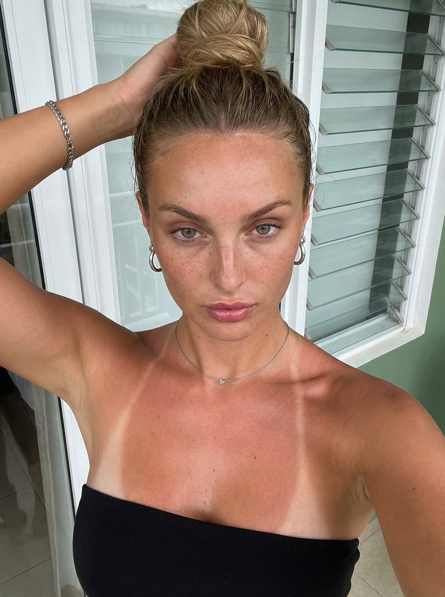 Hyper-Realistic Selfie with Tan Lines Prompt AI image template preview