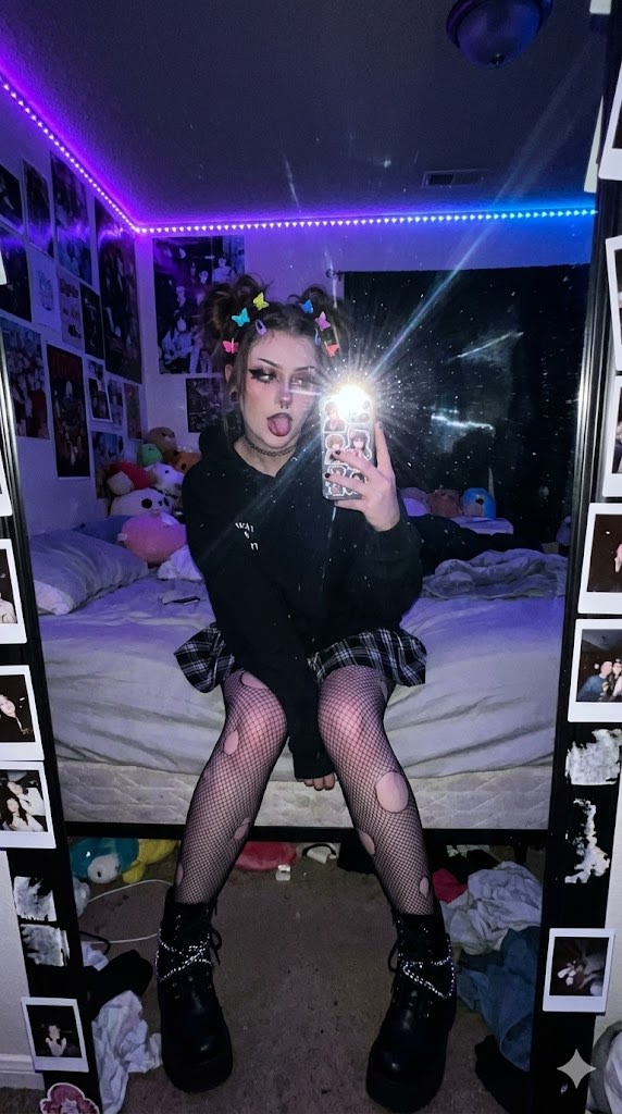 E-Girl Mirror Selfie Prompt (JSON Format) AI image template preview