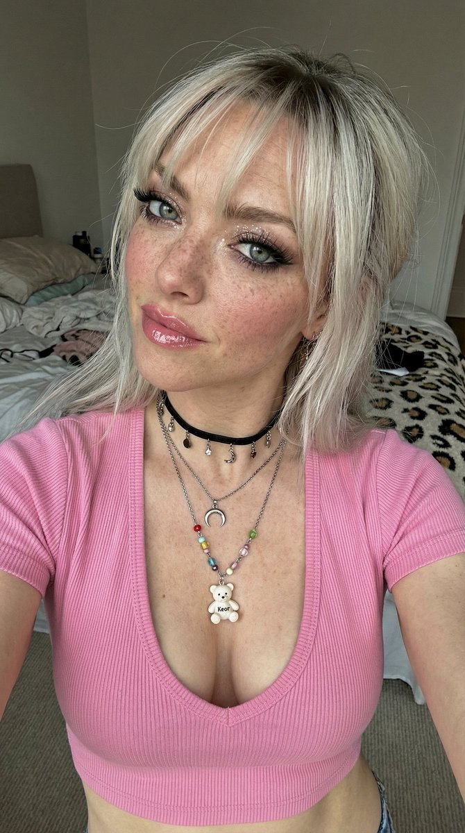 Photorealistic Influencer Close-up Selfie AI image template preview