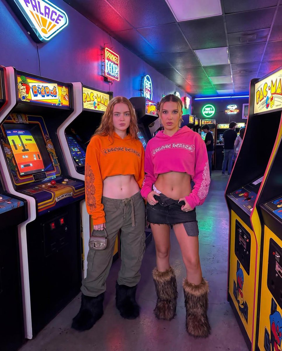 Stranger Things Duo in Retro Arcade (3 Prompts) example 2