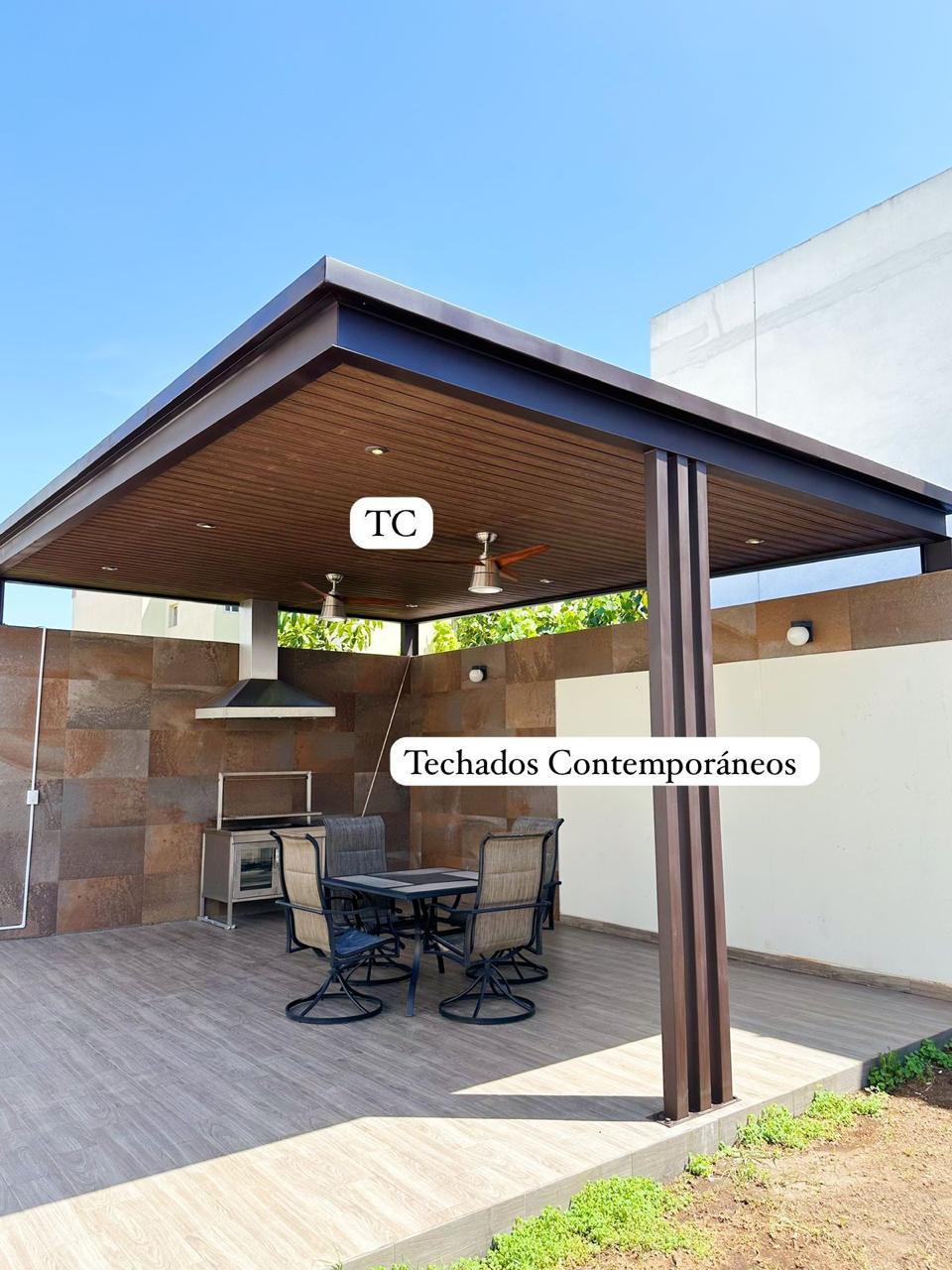 Terraza Minimalista con pérgola metálica
