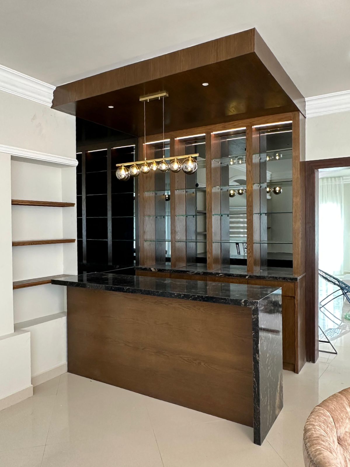 Sala de estar con libreros de madera