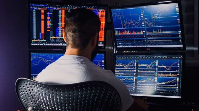 Um day trader busca lucrar em operações curtíssimas, que não ultrapasse a duração de um pregão.