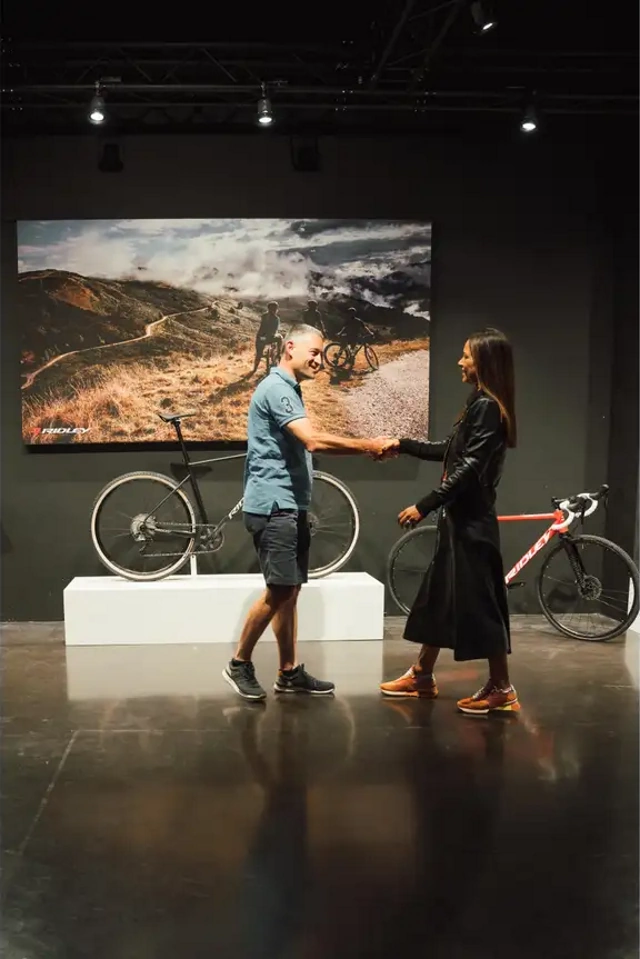 Personas exposicion bicis