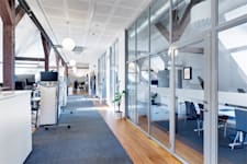 Östermalmsgatan 87 D - Korridor med glasväggar.