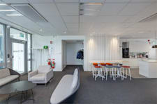 Rosenborgsgatan 12, 4 tr - Loungedel och sittplatser för mat och paus intill det moderna pentryt.