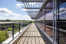 Isafjordsgatan 1 - Kista Entré, plan ... - Terrass med glasräcke och utsikt över Kista.