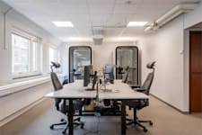 Fredsgatan 1 - Arbetsplatser och samtalsrum intill.