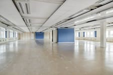 Kanalvägen 12 - Effektiv planlösning med gott om utrymme. Kontoret renoveras upp vid uthyrning.