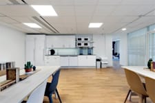 Linnégatan 89 E - Vitt pentry med många sittplatser och trägolv.