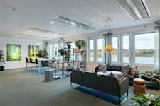 Gustav lll:s Boulevard 54, 3 tr - Soffa med vy över vattnet.